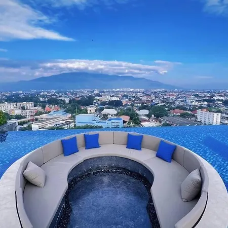 Modern Style Room With Sky Pool 古城边天际泳池公寓